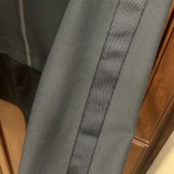 Lululemon jacket, black, SIZE 12 - Picture 13 of 13